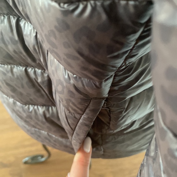 Offline by aerie puffer jacket. Fits more like a medium. BNWT - Picture 4 of 10